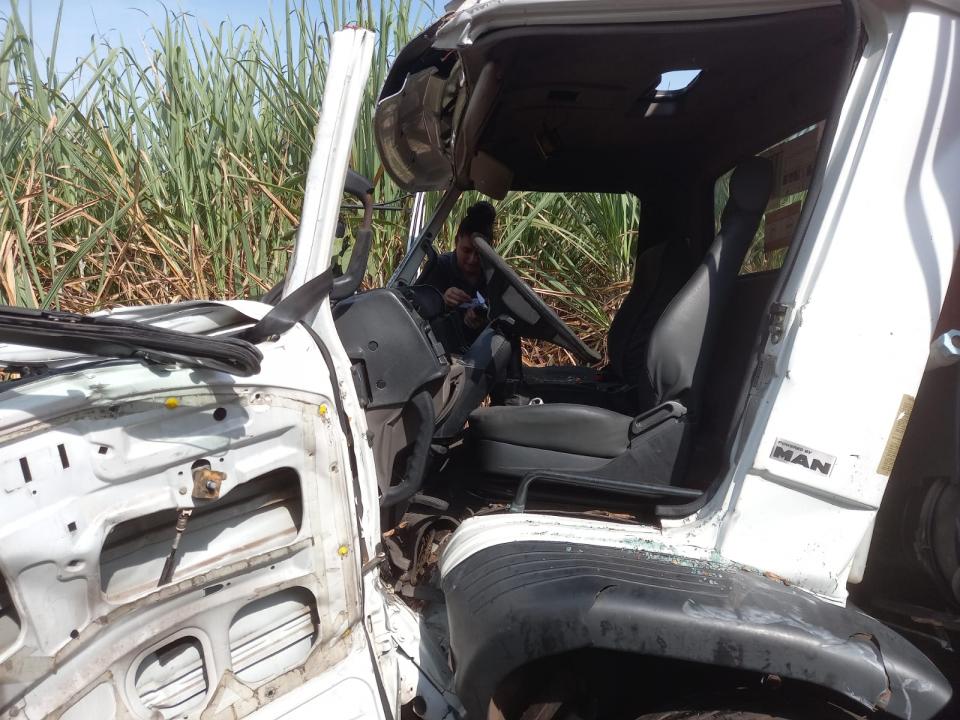 Foto 3 de 9 — Caminhão de bebidas perde controle e invade canavial de rodovia